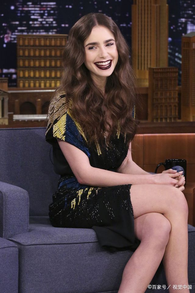 莉莉·柯林斯泡面头时尚减龄,穿深v长裙秀完美身材,对镜灿笑女神范